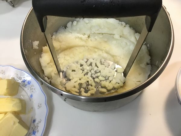 先把馬鈴薯壓成泥.