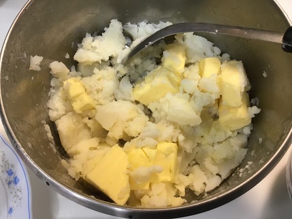 趁熱再加入冰奶油拌勻.