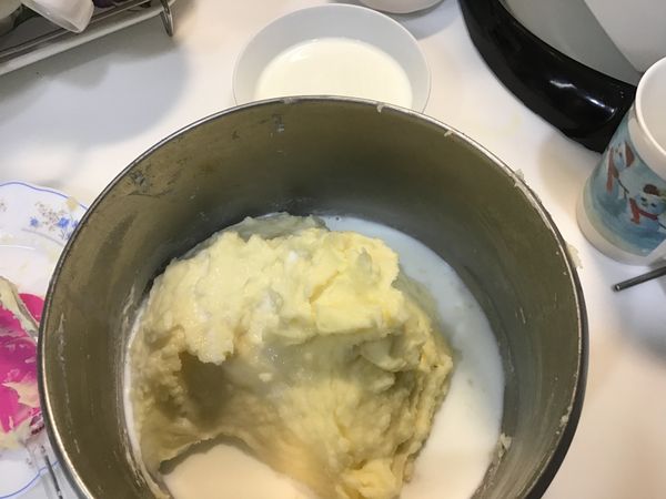 接著先加入一半的牛奶, 用打蛋器攪拌.