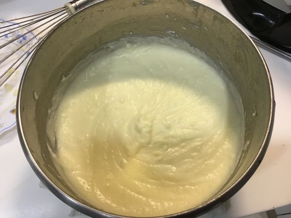 再將剩下的牛奶全部加入,攪拌到無顆粒即可.若不夠鹹再加一點鹽.

盛出來後灑一些黑胡椒粉,非常好吃.