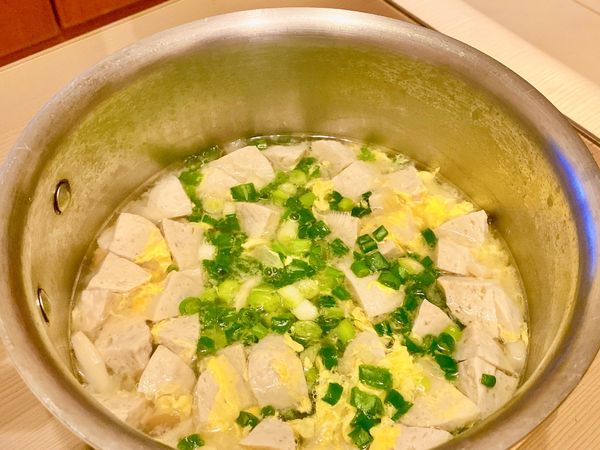 (1)以畫圈方式將蛋汁均勻淋入湯料的表面(先勿攪拌)；(2)關火；(3)撒入蔥花；蓋上鍋蓋靜置約3分鐘即可享用。
*蛋汁需要時間燜熟，剛剛放入鍋內的時候先不要攪動，要吃之前再攪拌一下即可。