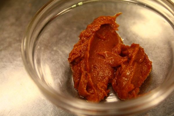 準備鍋子，倒入橄欖油先煎香大蒜；將蒜末與油放入食物調理機內，再放奧勒岡葉、蒜苗碎、金門酒廠38°金門高粱風味酒、香菜、辣椒一起攪打成醬汁，最後加入鹽與胡椒調味。