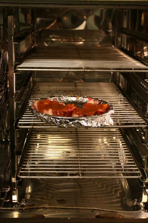 烤箱預熱至160度，將醃好的肉放進烤箱烘烤20分鐘