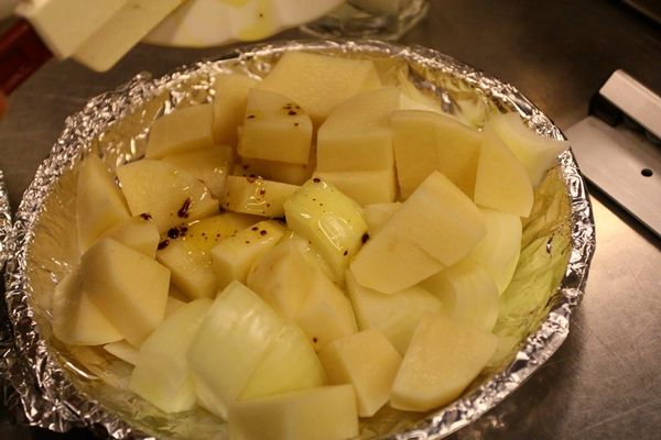 將馬鈴薯、洋蔥放入烤盤，澆上烤盤中的油汁，再烤10分鐘使肉熟透、蔬菜香軟