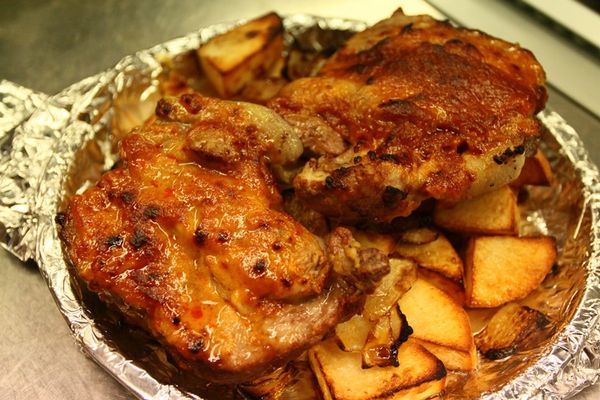 將豬肉移到盤子上，表面用錫箔紙稍微蓋住並靜置10分鐘，加蔬菜擺盤且保溫