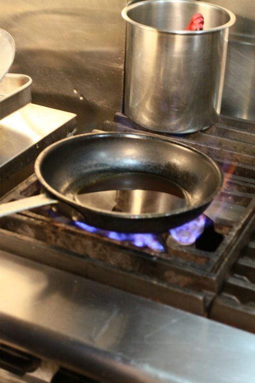 製作肉汁醬，留下烤盤約30CC的油汁，將麵粉均勻灑入烤盤，以中火加熱並持續攪拌，並一邊將粘在烤盤底部的刮痕刮散，直到醬汁順滑。