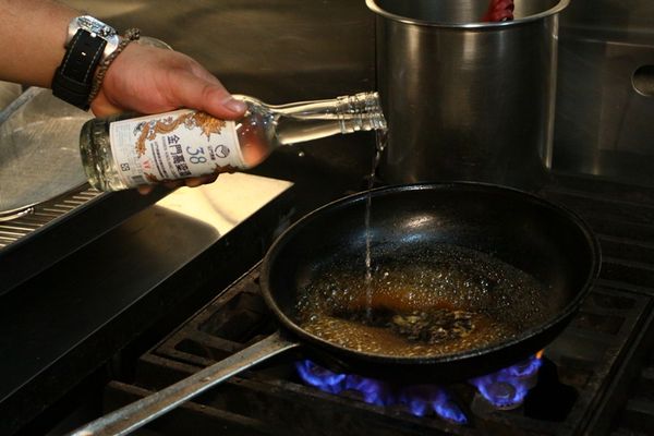 慢慢加入金門酒廠38°金門高粱酒並持續攪拌，加熱至大滾之後，轉小火煮五分鐘直到醬汁稠化