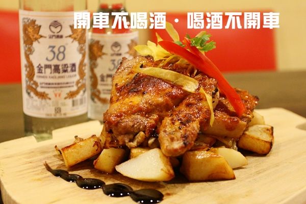 最後將豬肉與蔬菜、醬料一起上桌。