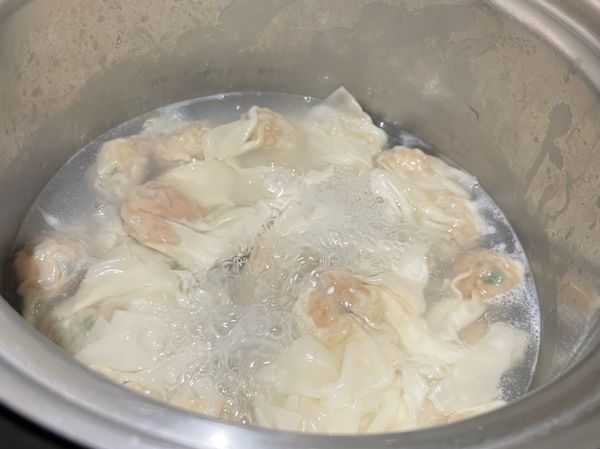 滾水下餛飩，稍微攪拌一下，避免黏在一起，浮起即可撈出（約煮3-5分鐘）。