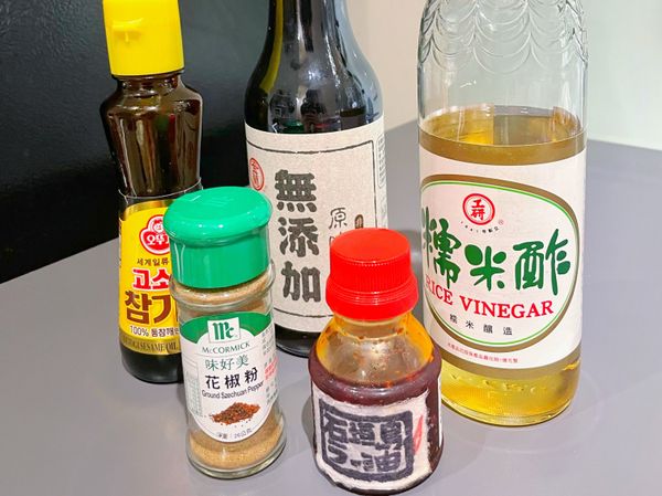 在等餛飩浮起來的時候準備紅油醬汁。
醬油2大匙
糯米醋2大匙（白醋也可以）
紅油1/2大匙
香油1/2大匙
花椒粉1小匙
細砂糖適量（調整味道用）