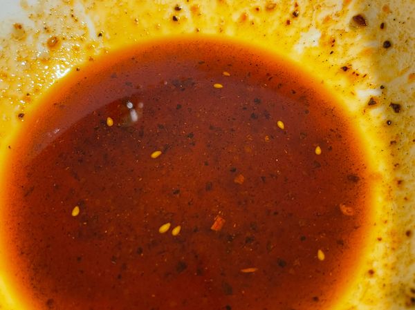 攪拌完成的紅油抄手醬汁。