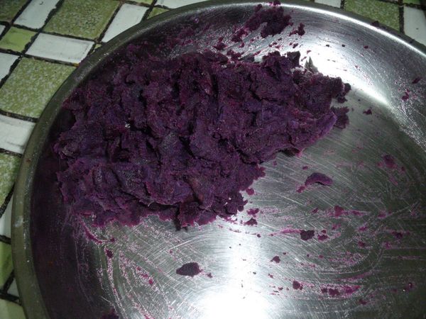 紫薯削皮放入電鍋蒸熟,趁熱搗成泥,再放入奶油跟糖拌勻放涼備用。