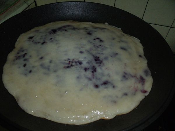 鍋裡放入少許的油,麵糰放在手中,用兩個手掌壓平,再放入鍋中用中小煎。