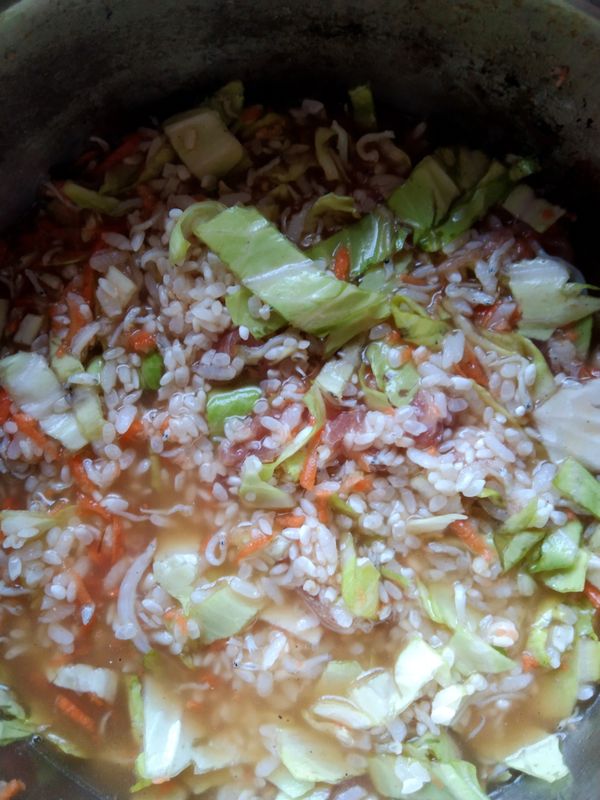 材料,調味料加入鍋拌勻,加2.5杯水