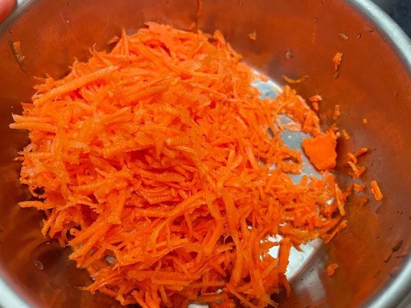 紅蘿蔔削皮後，剉成籤（台語）