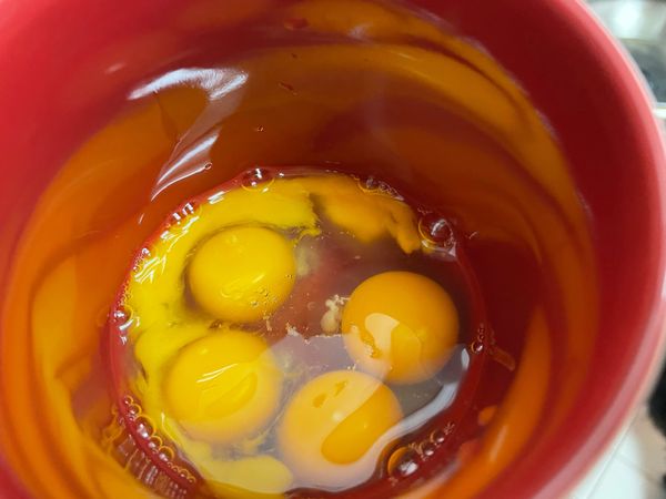 雞蛋打散，加入醬油和砂糖（ps因為本次使用為土雞蛋較小顆，數量才略多）