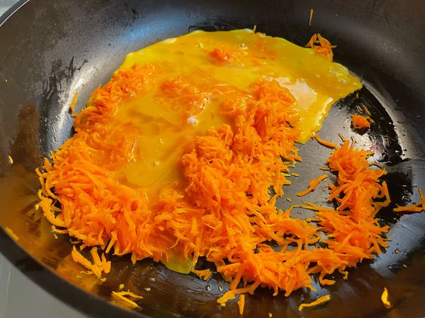 帶紅蘿蔔籤快熟時，下入蛋液