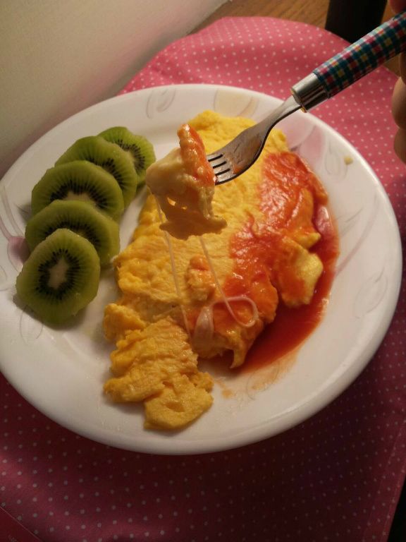 使用煎蛋的鍋 小火 加入番茄醬和水 攪勻 起泡後就可以到在蛋上
就完成啦!