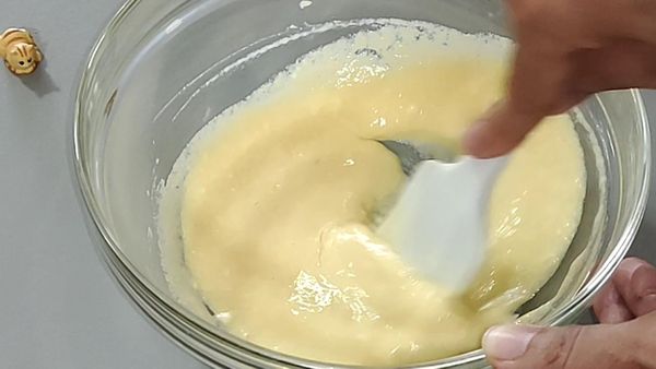 加入雞蛋、優格、糖、速發酵母，攪拌均勻