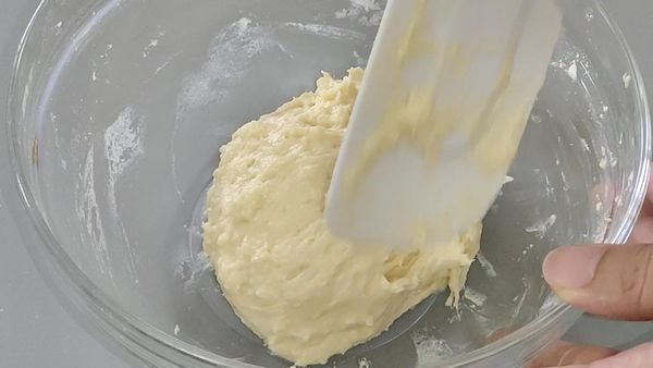 加入麵粉、鹽巴、橄欖油，攪拌到沒有乾粉即可