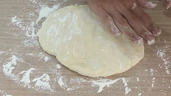 先幫麵團排氣(麵團比較濕潤， 要多加點麵粉)