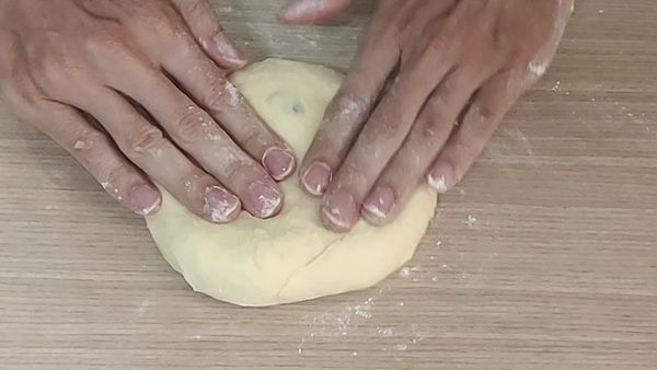 把麵團先左右折疊，再上下折疊，再整形成圓球狀