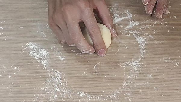 將麵糰整形成小圓球狀