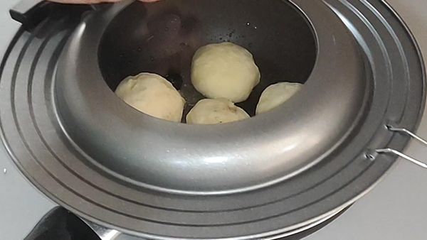 放到刷好油的不沾平底鍋裡，蓋上蓋子，做第二次發酵30分鐘