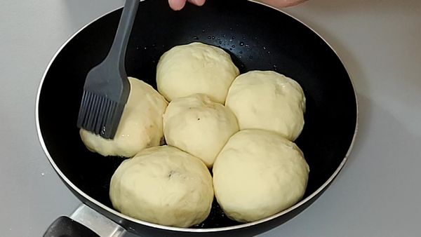 發酵完之後，在麵團刷上一層油