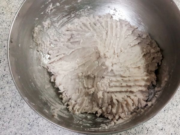 鮮奶分次慢慢加入，拌至個人喜歡的口感，芋頭餡就完成囉～