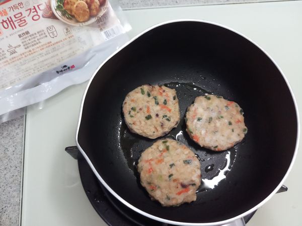 熱鍋適量的油放入韓式魷魚蔬菜煎餅
不需解凍很快就熟超方便，二面煎至酥酥金黃色即可