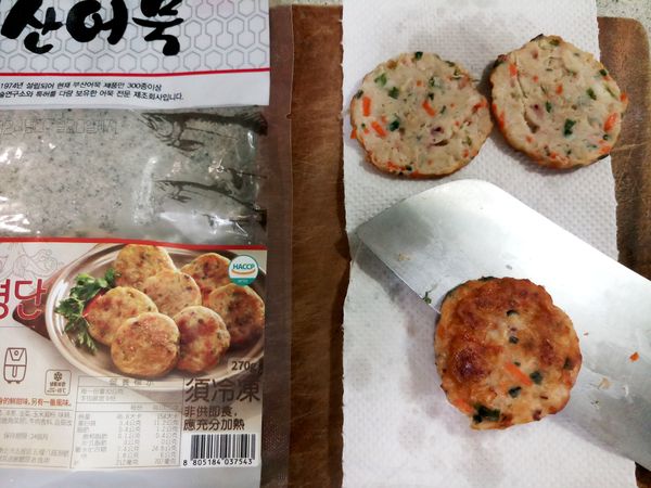 將煎好的魷魚蔬菜煎餅橫切成一半