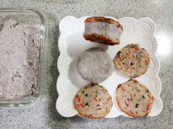 取適量的芋頭泥餡放置煎餅上，另一片再蓋上去即可