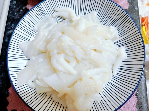 花枝洗淨後瀝乾水份並切花備用。