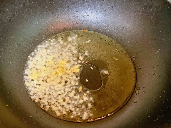 起油鍋，薑末先入鍋煸炒至香味出來