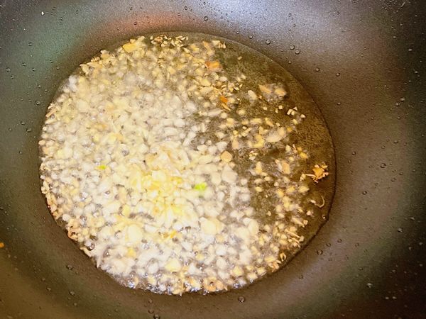 待薑末香味炒出後，下蒜末，一樣炒至香味及金黃色