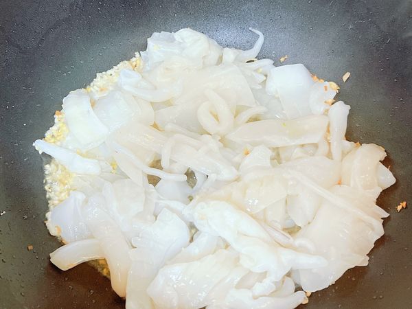 薑末、蒜末香味出來後將花枝入鍋翻炒