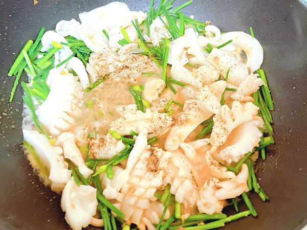 待韭菜花翻炒至變色後將醬油由鍋邊淋入嗆鍋，後下米酒，鹽巴，糖及胡椒粉一起翻炒均勻及完成。