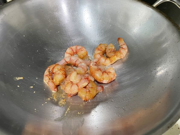 熱鍋熱油先炒蝦到變色後撈起備用