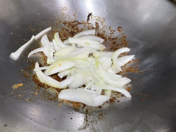 放入切好的洋蔥
