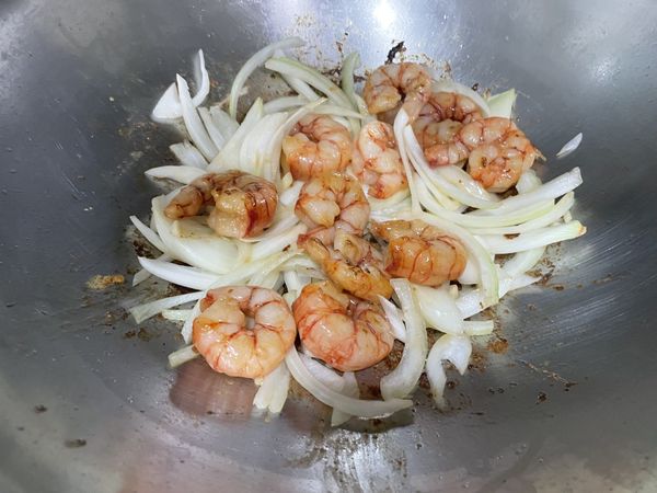 待洋蔥變軟後放入蝦子拌炒