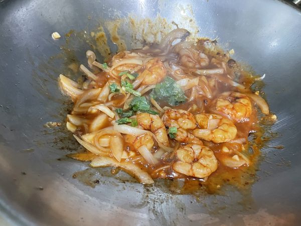 將茄汁醬倒入，我有在倒一點水進去，再撒上一些蔥花