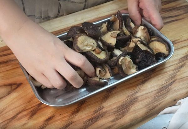 請先將香菇放進水裡充分浸泡~
泡水後擠出多餘水分
一手壓著香菇 
刀子躺著斜切將香菇切開
撒上鹽及胡椒粉簡單調味~
撒上太白粉攪拌均勻~
接著就可以下鍋油炸了~
炸到麵衣變酥脆 
顏色變金黃後撈起