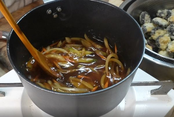 調製醬料
放點油將少量的洋蔥炒一炒~
黃瓜和胡蘿蔔的話也一起下鍋炒~
加入3匙醬油、3匙醋、3匙糖
拌炒後加入半杯水
等醬汁沸騰 倒入太白粉水調整濃度即可~
糖醋香菇完成~