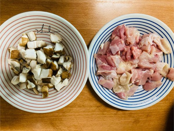 將香菇洗淨切小塊，雞腿肉（已去骨）用食用剪刀剪成小塊狀（越小越好）。