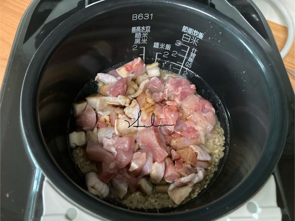 倒入1杯水，日式醬油、味霖、鹽巴。蓋鍋。