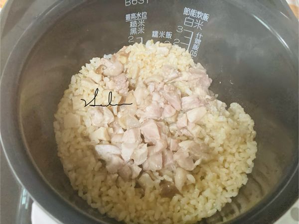 一聲響即開鍋。準備翻飯。將飯杓下切1/4飯由下往上翻，再切另外1/4，共4次依序翻飯。