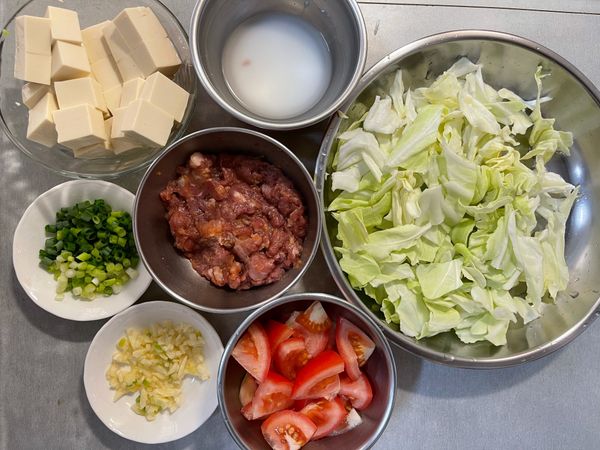 絞肉加入醬油、米酒醃製備用
嫩豆腐切塊備用
番茄切丁備用
高麗菜洗淨剝小塊備用
蒜末、蔥花備用