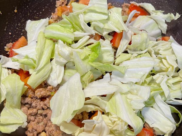 加入高麗菜拌炒