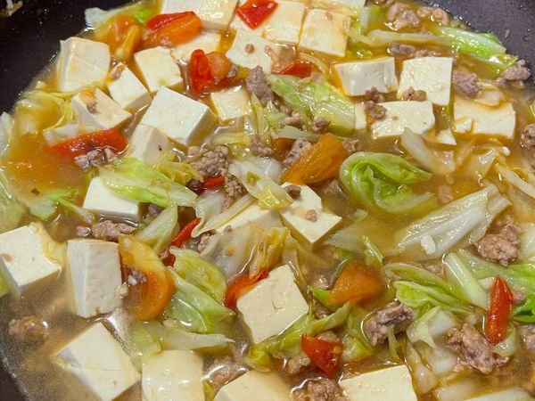 加水蓋過食材，悶煮三分鐘